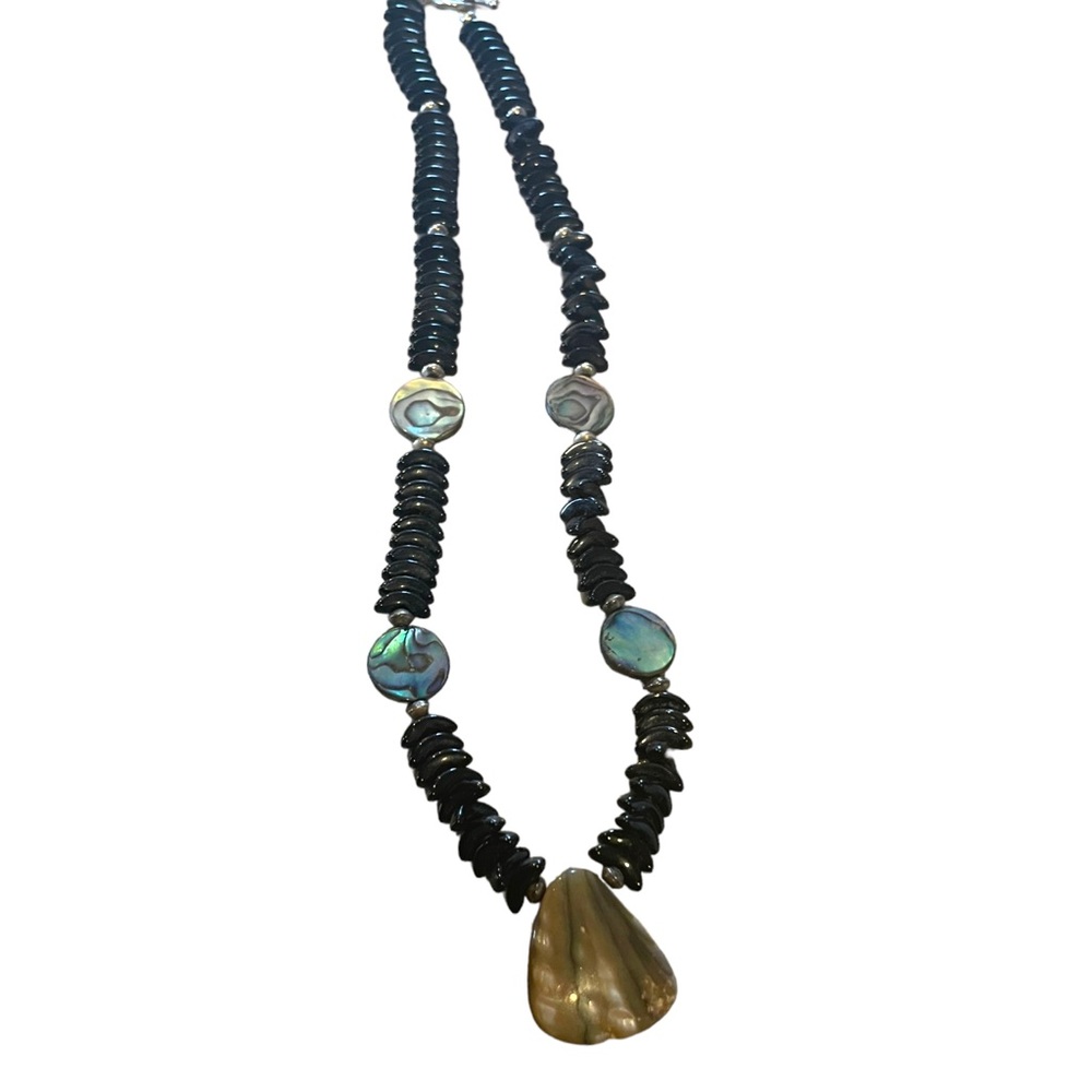 Abolone shell necklace, black &‎ blue